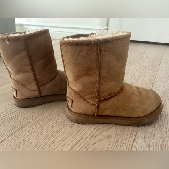 Kids UGG Classic size 12 Big Kids - Picture 4 of 8